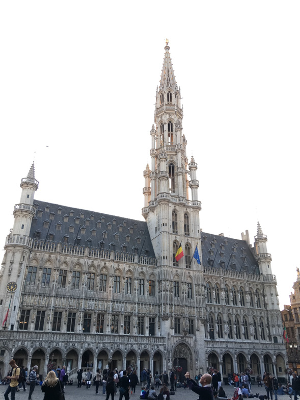 campanario del ayuntamiento de Bruselas en la gran plaza 